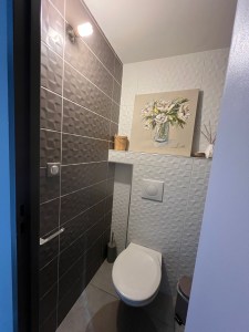 Applique murale en pâte auto-durcissante blanche posée dans des toilettes modernes.