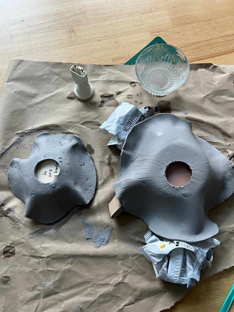 Applique murale en pâte auto-durcissante blanche posée dans des toilettes modernes.