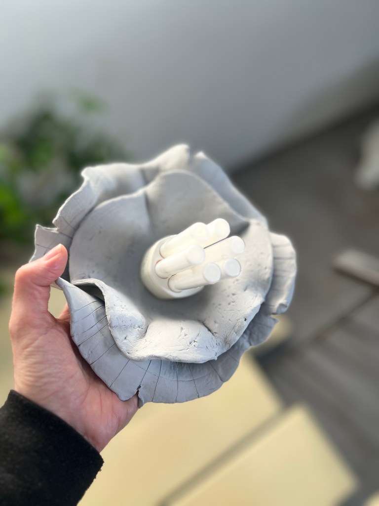 Applique murale en pâte auto-durcissante blanche posée dans des toilettes modernes.