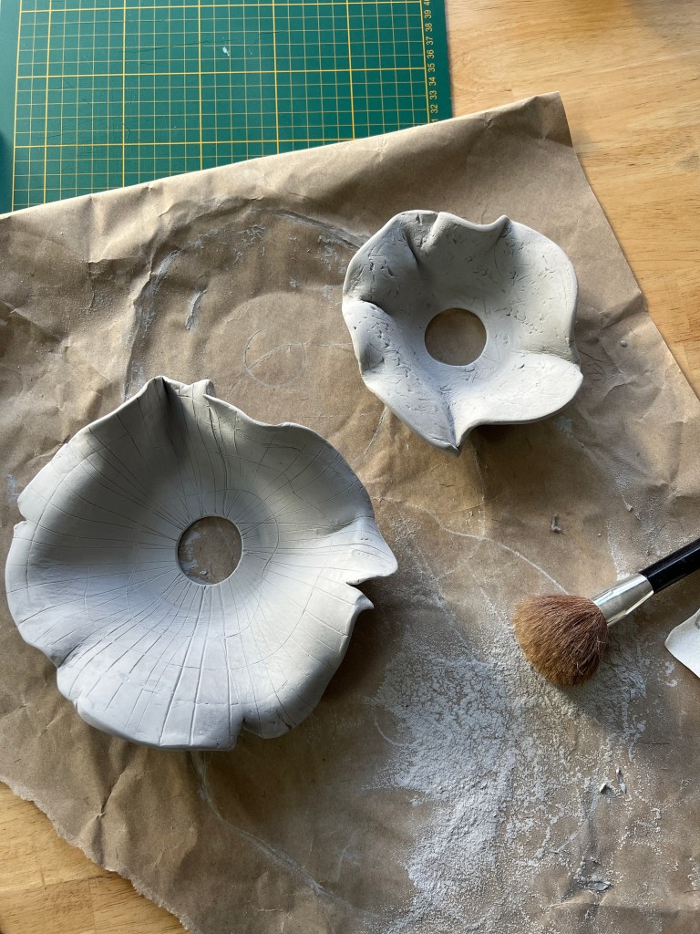 Applique murale en pâte auto-durcissante blanche posée dans des toilettes modernes.