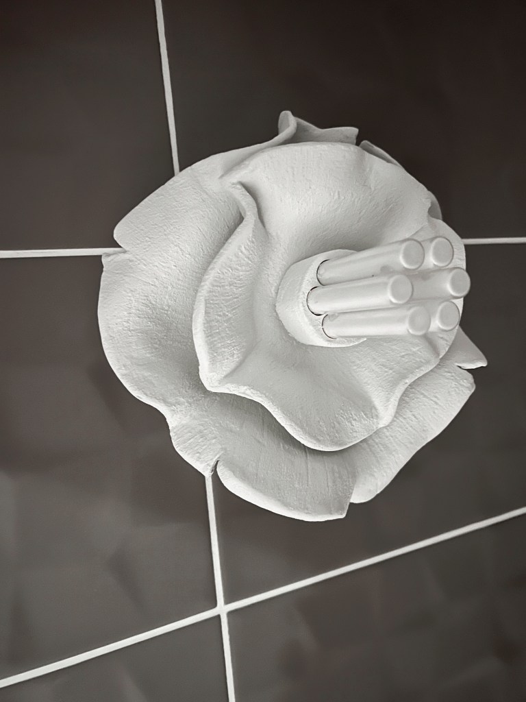 Applique murale en pâte auto-durcissante blanche posée dans des toilettes modernes.